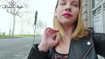 A diák lány melleket mutat az utcán és maszturbálja a punciját séta után